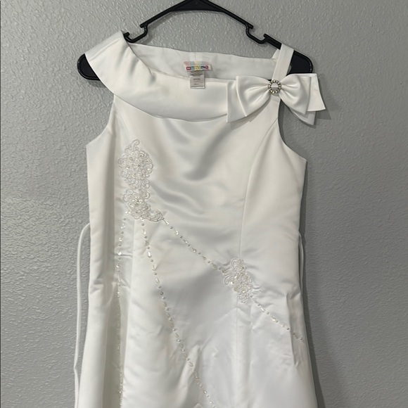 Charming White Kids Formal Dress with Bow Accent - Picture 3 of 16